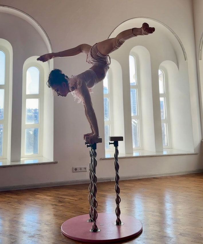Aerial And Handstand 5001820
