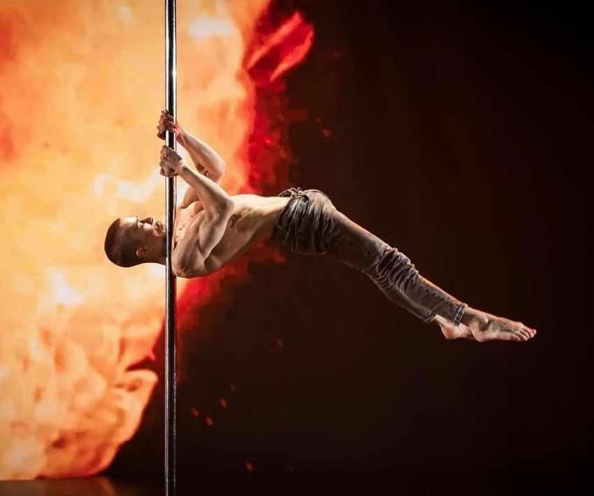 Chinese Pole Artist 8001998