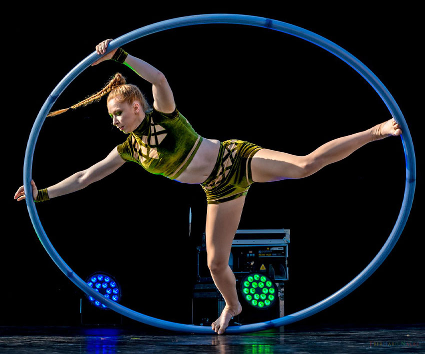Cyr Wheel And Juggling 5001856